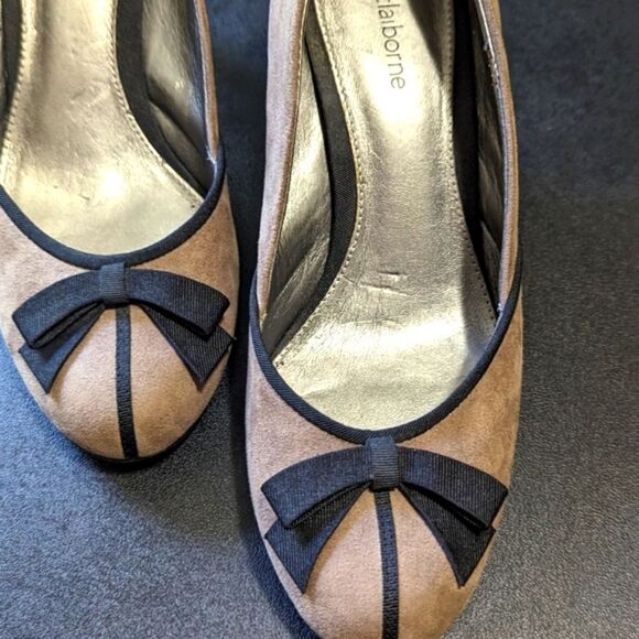 Vintage Liz Claiborne Taupe Suede Pumps with Black Bow Accent and Piping - Picture 5 of 16